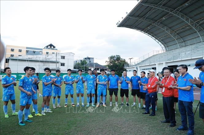 Trưởng đoàn Thể thao Việt Nam Nguyễn Hồng Minh và phó đoàn Hoàng Quốc Vinh tới thăm, động viên các cầu thủ đội tuyển U22 Việt Nam. Ảnh: Minh Quyết - PV TTXVN tại Thái Lan