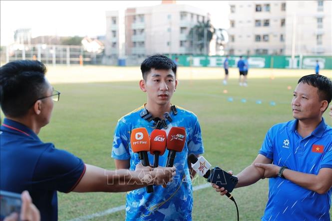 Cầu thủ Nhật Minh có chia sẻ trước buổi tập chiều 7/12/2025. Ảnh: Minh Quyết - PV TTXVN tại Thái Lan