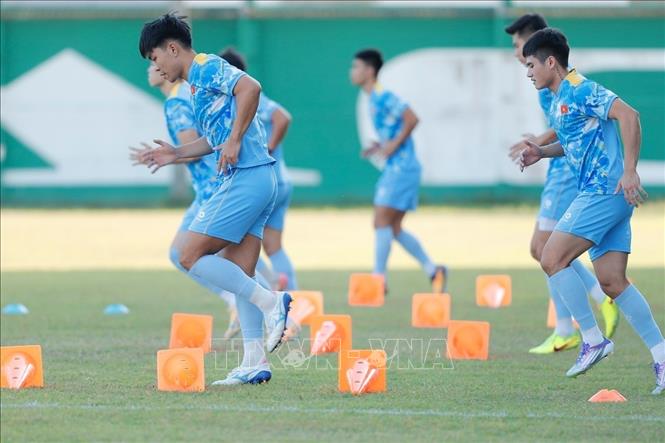 Các cầu thủ U22 Việt Nam khởi động trước buổi tập. Ảnh: Minh Quyết - PV TTXVN tại Thái Lan