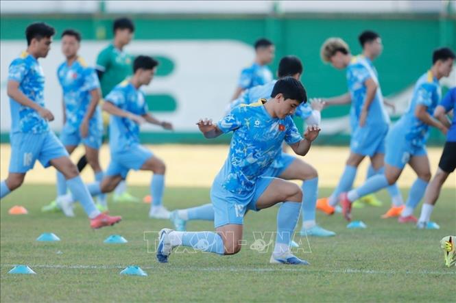 Các cầu thủ U22 Việt Nam khởi động trước buổi tập. Ảnh: Minh Quyết - PV TTXVN tại Thái Lan