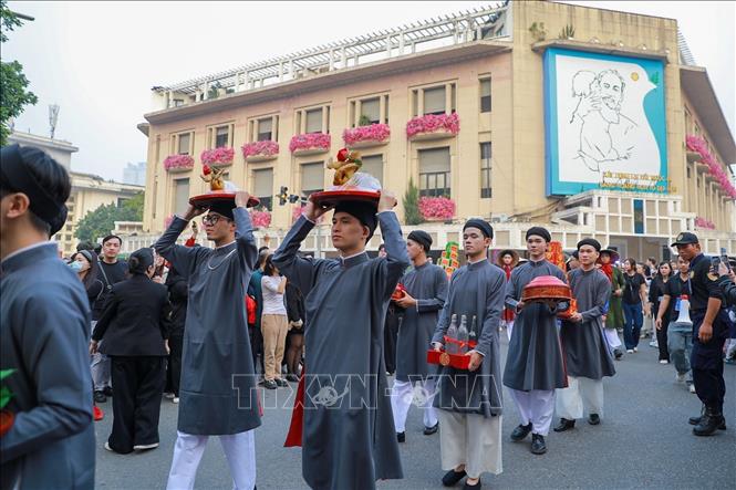 Đoàn diễu hành đi quanh hồ Hoàn Kiếm. Ảnh: Khánh Hoà - TTXVN