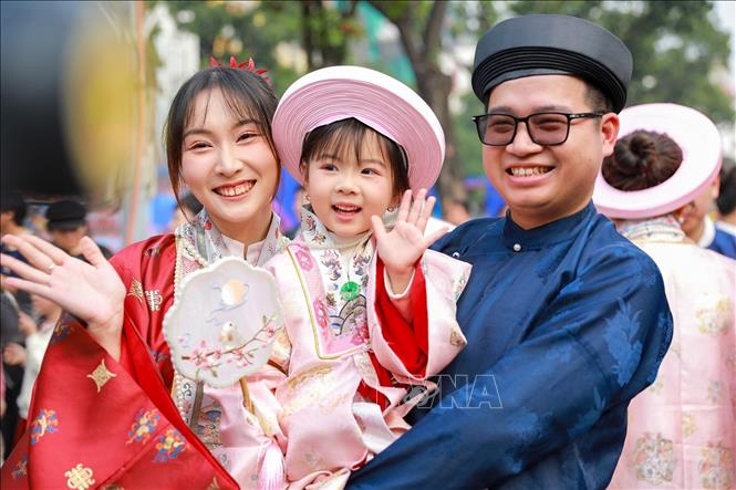 Đoàn diễu hành đi quanh hồ Hoàn Kiếm. Ảnh: Khánh Hoà - TTXVN