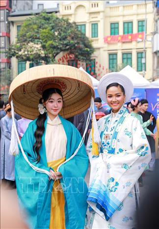 Thiếu nữ rạng ngời khoác trên mình Cổ phục Việt. Ảnh: Khánh Hoà - TTXVN