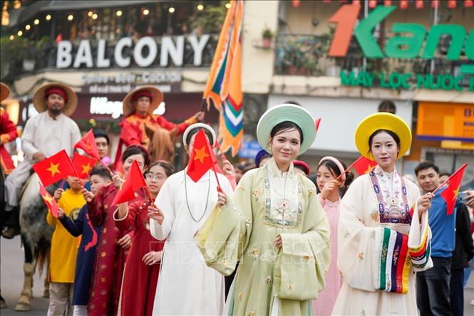 Đoàn diễu hành đi quanh hồ Hoàn Kiếm. Ảnh: Khánh Hoà - TTXVN