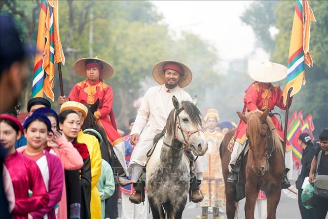 The custome parade walk around Hoan Kiem Lake. VNA Photo: Khánh Hoà
