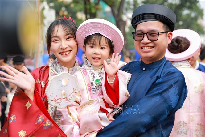 A family enjoys the costume parade. VNA Photo: Khánh Hoà