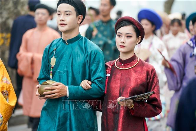 A couple in traditional Vietnamese costumes at the parade. VNA Photo: Khánh Hoà
