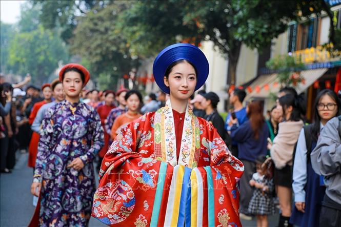 A girl in traditional clothes at the parade. VNA Photo: Khánh Hoà