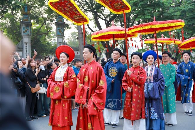 The costume parade walks around Hoan Kiem Lake. VNA Photo: Khánh Hoà
