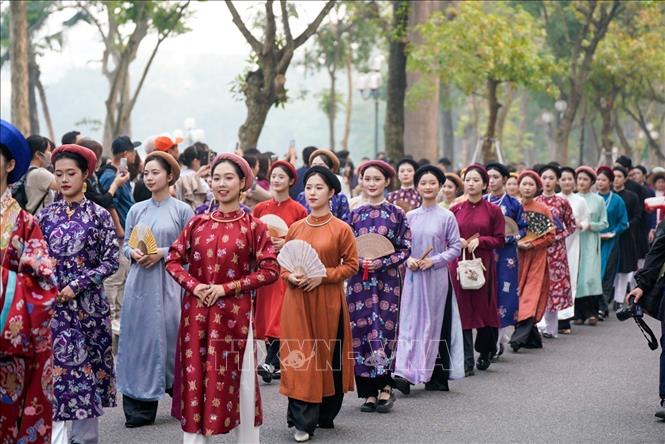 The costume parade walks around Hoan Kiem Lake. VNA Photo: Khánh Hoà
