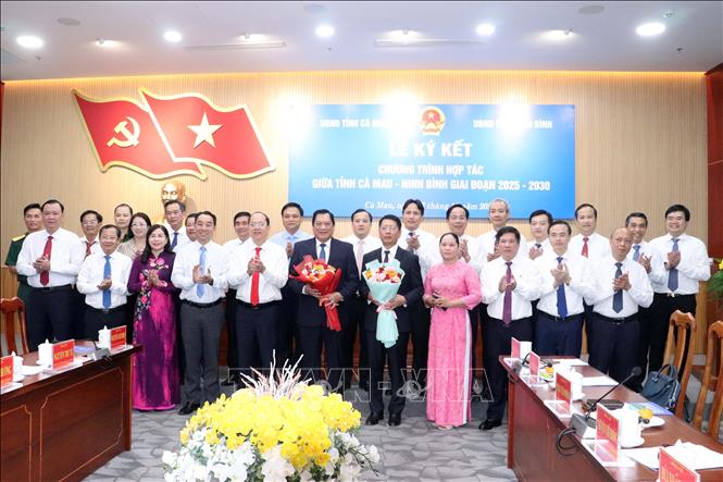 Lãnh đạo 2 tỉnh Cà Mau và Ninh Bình ký kết hợp tác phát triển giai đoạn 2025-2030. Ảnh: Trung Hiếu-TTXVN
