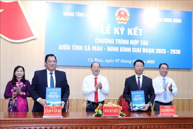 Lãnh đạo 2 tỉnh Cà Mau và Ninh Bình ký kết hợp tác phát triển giai đoạn 2025-2030. Ảnh: Trung Hiếu- TTXVN