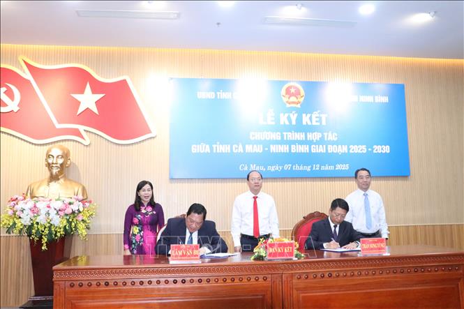 Lãnh đạo 2 tỉnh Cà Mau và Ninh Bình ký kết hợp tác phát triển giai đoạn 2025-2030. Ảnh: Trung Hiếu- TTXVN