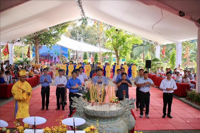 Người dân địa phương và du khách cùng đến để hòa mình vào không khí lễ hội và tưởng nhớ công đức bà Phi Yến. Ảnh: TTXVN phát