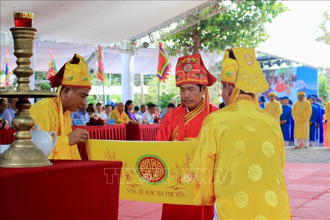 Chánh tế đọc văn tế tưởng nhớ ân đức của Bà Phi Yến, cũng như cầu cho quốc thái dân an, mưa thuận gió hòa. Ảnh: TTXVN phát