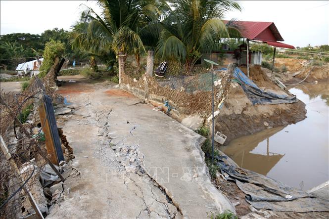 Không những nhà dân, ao tôm mà đường giao thông khu vực xóm Nà ven sông Cái, thuộc khu phố Thắng Hòa, phường Hàm Thắng cũng bị thiệt hại nặng nề sao mưa lũ. Ảnh: Nguyễn Thanh - TTXVN