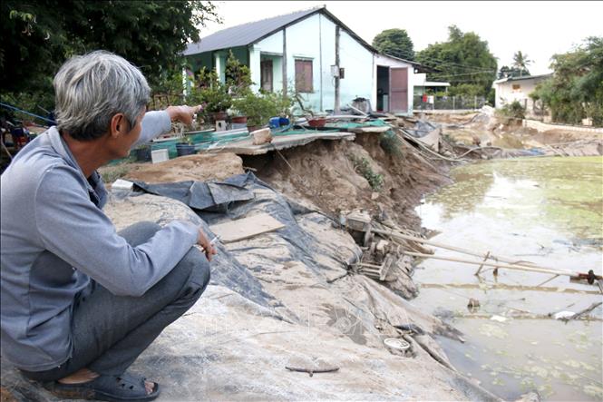 Anh Nguyễn Ngọc Vui sống tại khu vực xóm Nà ven sông Cái, thuộc khu phố Thắng Hòa, phường Hàm Thắng cho biết vừa cải tạo ao tôm sau đợt lũ lần 1, thì đến đợt lũ ngày 3/12 cuốn trôi không còn gì cả. Ảnh: Nguyễn Thanh - TTXVN