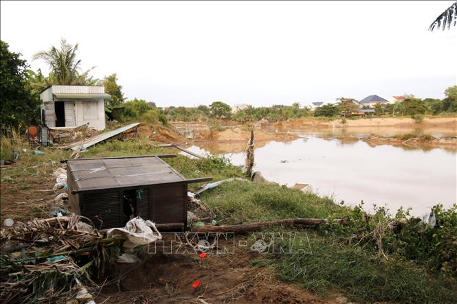 Mưa lũ không những gây thiệt hại cho các ao tôm mà nhiều nhà cửa, tài sản của người dân khu vực xóm Nà ven sông Cái bị trôi theo dòng nước. Ảnh: Nguyễn Thanh - TTXVN