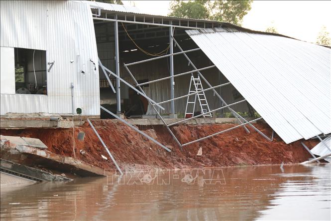 Những nhà dân khu vực xóm Nà ven sông Cái, thuộc khu phố Thắng Hòa, phường Hàm Thắng (Lâm Đồng) thiệt hại nặng nề sao mưa lũ. Ảnh: Nguyễn Thanh - TTXVN