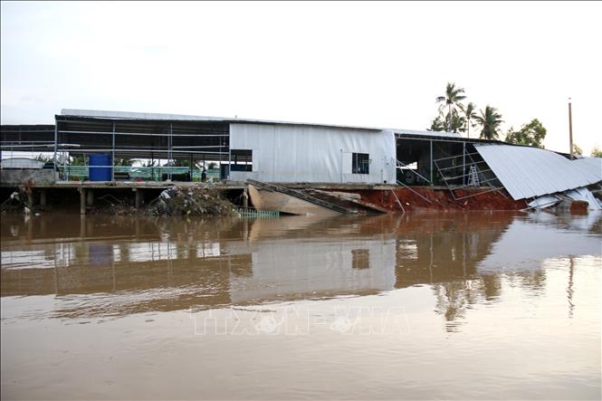 Những nhà dân khu vực xóm Nà ven sông Cái, thuộc khu phố Thắng Hòa, phường Hàm Thắng (Lâm Đồng) thiệt hại nặng nề sao mưa lũ. Ảnh: Nguyễn Thanh - TTXVN