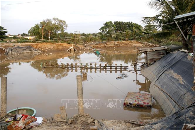 Những ao tôm, nhà dân khu vực xóm Nà ven sông Cái, thuộc khu phố Thắng Hòa, phường Hàm Thắng (Lâm Đồng) thiệt hại nặng nề sao mưa lũ. Ảnh: Nguyễn Thanh - TTXVN