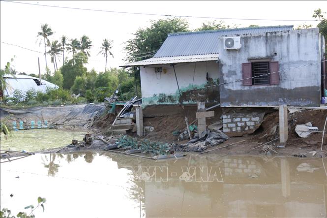 Những ao tôm, nhà dân khu vực xóm Nà ven sông Cái, thuộc khu phố Thắng Hòa, phường Hàm Thắng (Lâm Đồng) thiệt hại nặng nề sao mưa lũ. Ảnh: Nguyễn Thanh - TTXVN