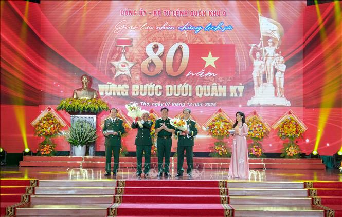 Thiếu tướng Huỳnh Văn Ngon, Phó Chính ủy Quân khu 9 tặng hoa cho Trung tướng Phạm Hồng Lợi và Thiếu tướng Lê Thanh Sơn, khách mời giao lưu. Ảnh: Thanh Liêm - TTXVN