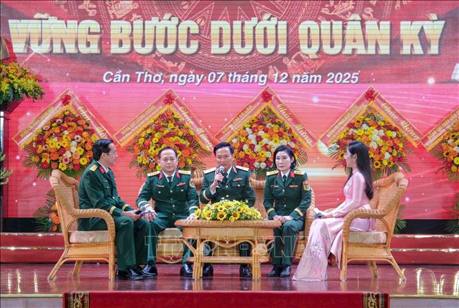 Thiếu tướng Nguyễn Minh Triều, Phó Tư lệnh Quân khu 9 chia sẻ tại chương trình Giao lưu nhân chứng lịch sử với chủ đề “80 năm vững bước dưới Quân kỳ” tối 7/12. Ảnh: Thanh Liêm - TTXVN