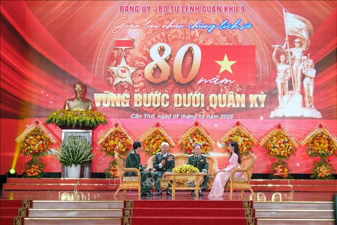 Các khách mời tham gia giao lưu nhân chứng lịch sử với chủ đề “80 năm vững bước dưới Quân kỳ” của Quân khu 9. Ảnh: Thanh Liêm - TTXVN