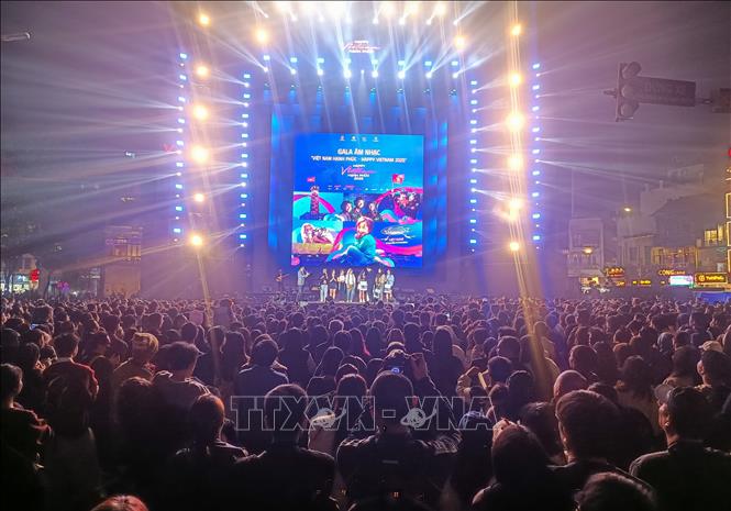 Đêm nhạc thu hút sự quan tâm của đông đảo người dân và du khách. Ảnh: Khánh Hoà - TTXVN