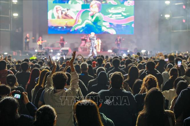 Đêm nhạc thu hút sự quan tâm của đông đảo người dân và du khách. Ảnh: Khánh Hoà - TTXVN