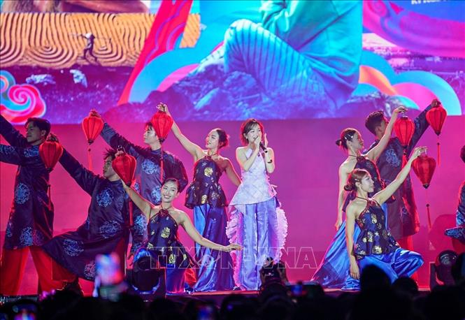 Biểu diễn nghệ thuật tại Chương trình. Ảnh: Khánh Hoà - TTXVN