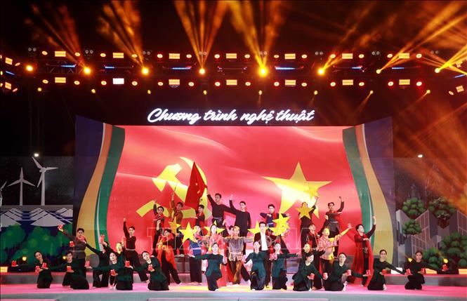 Chương trình nghệ thuật đã khắc họa sinh động về quá trình hoạt động cách mạng của  nhà giáo, nhà báo, Anh hùng lực lượng vũ trang Nhân dân Phan Ngọc Hiển. Ảnh: Huỳnh Anh - TTXVN