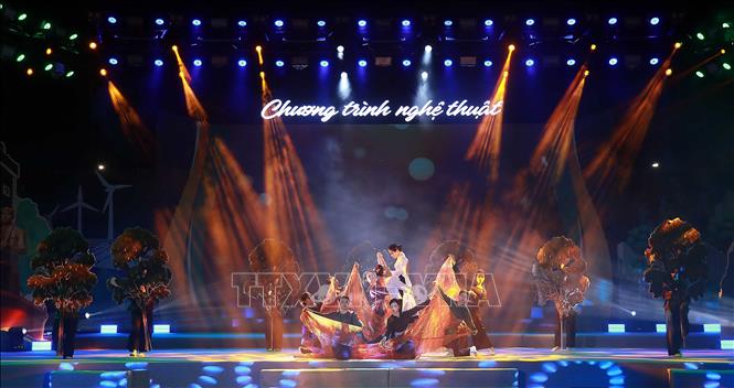 Chương trình nghệ thuật đã khắc họa sinh động về quá trình hoạt động cách mạng của  nhà giáo, nhà báo, Anh hùng lực lượng vũ trang Nhân dân Phan Ngọc Hiển. Ảnh: Huỳnh Anh - TTXVN