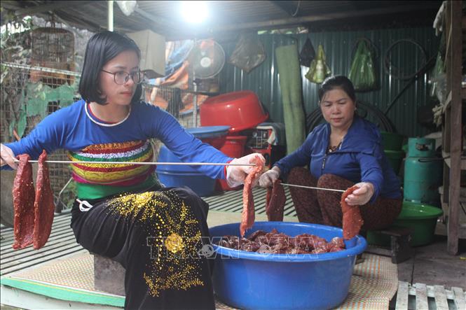 Thịt trâu gác bếp Dì Ốc của chị Lò Thị Quyến, xã Mường Lát được chứng nhận sản phẩm OCOP 3 sao. Ảnh: Nguyễn Nam - TTXVN