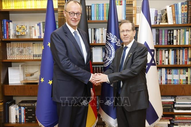 Tổng thống Israel Isaac Herzog (phải) tiếp Thủ tướng Đức Friedrich Merz tại Jerusalem. Ảnh: TTXVN phát