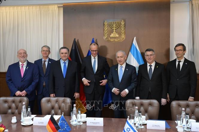 Thủ tướng Israel B.Netanyahu và Thủ tướng Đức F.Merz tại phiên họp mở rộng.  Ảnh: TTXVN phát