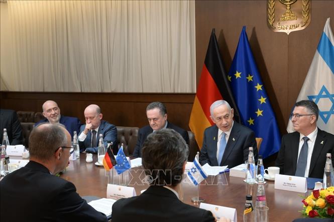 Thủ tướng Israel B.Netanyahu và Thủ tướng Đức F.Merz đồng chủ trì phiên họp mở rộng với sự tham dự một số quan chức cấp cao hai nước. Ảnh: TTXVN phát