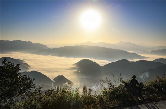 The poetic dawn scene in Keo Lom pass. VNA Photo: Xuân Tư