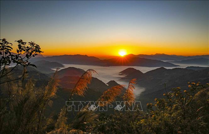 The first rays of light on the sea of ​​clouds in Keo Lom. VNA Photo: Xuân Tư