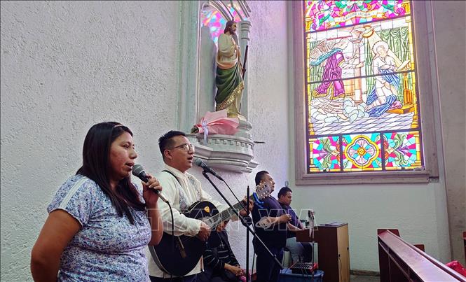 Ca đoàn nhà thờ San Cristóbal (ngoại ô thủ đô Mexico City) xướng lên những giai điệu tưởng nhớ những người mất tích. Ảnh: Phi Hùng - PV TTXVN tại Mexico