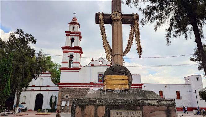 Cổng chính vào nhà thờ San Cristóbal, ngoại ô thủ đô Mexico City. Ảnh: Phi Hùng - PV TTXVN tại Mexico