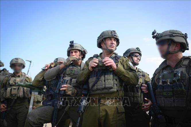 (Tư liệu) Tổng tham mưu trưởng Lực lượng phòng vệ Israel (IDF), Tướng Eyal Zamir (giữa), tại Dải Gaza. Ảnh: THX/TTXVN