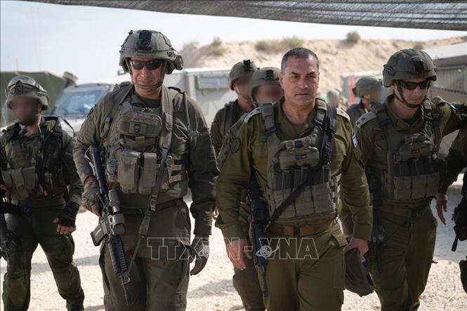 (Tư liệu) Tổng tham mưu trưởng Lực lượng phòng vệ Israel (IDF), Tướng Eyal Zamir (thứ 2, phải), tại Dải Gaza. Ảnh: THX/TTXVN