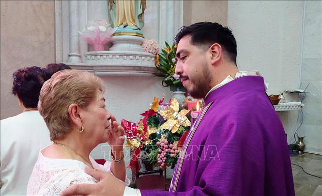 Linh mục thăm hỏi, động viên thân nhân của người mất tích tại nhà thờ San Cristóbal, ngoại ô thủ đô Mexico City. Ảnh: Phi Hùng - PV TTXVN tại Mexico