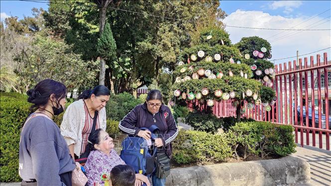 Hàng ngày, người dân vẫn mang hoa, nến đến để tưởng nhớ những người mất tích tại nhà thờ San Cristóbal, ngoại ô thủ đô Mexico City. Ảnh: Phi Hùng - PV TTXVN tại Mexico