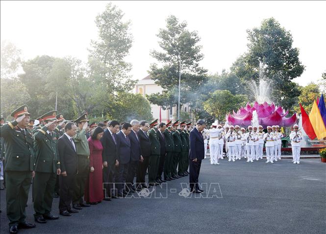 Tổng Bí thư Tô Lâm và các đại biểu dâng hoa, dâng hương tại Tượng đài Chiến thắng. Ảnh: Thống Nhất – TTXVN