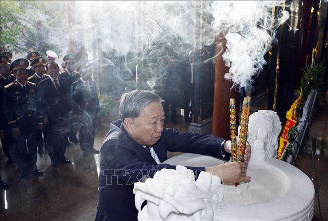 Tổng Bí thư Tô Lâm và các đại biểu dâng hoa, dâng hương tại Nhà bia tưởng niệm các Anh hùng liệt sĩ. Ảnh: Thống Nhất – TTXVN