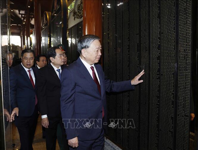 Tổng Bí thư Tô Lâm và các đại biểu thăm Nhà bia tưởng niệm các Anh hùng liệt sĩ. Ảnh: Thống Nhất – TTXVN