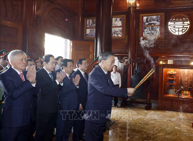 Tổng Bí thư Tô Lâm và các đại biểu dâng hoa, dâng hương tại Nhà tưởng niệm Chủ tịch Hồ Chí Minh. Ảnh: Thống Nhất – TTXVN